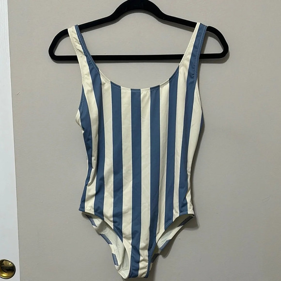 SOLID & STRIPED - Picture 1 of 8